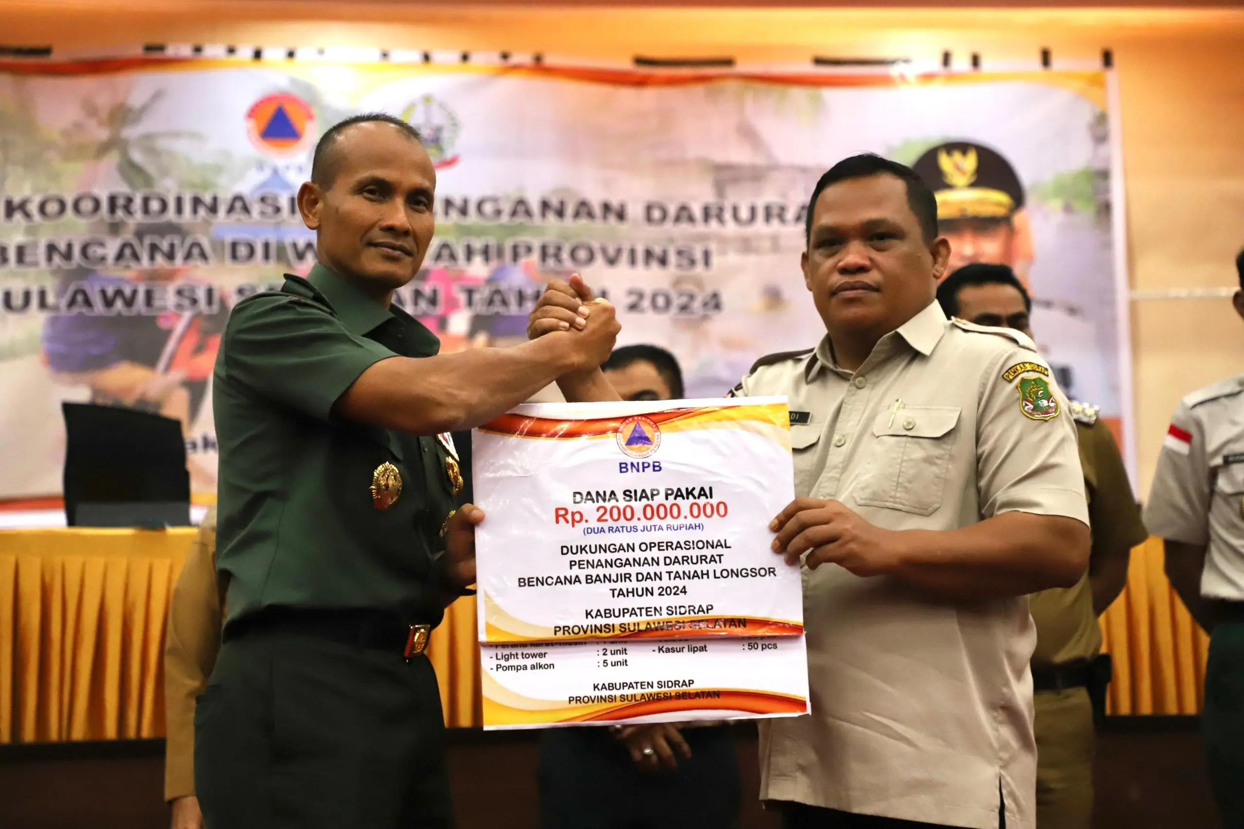 Segenap unsur forkompimda memberikan bantuan secara simbolis kepada pemerintah kabupaten di wilayah Sulawesi Selatan untuk percepatan penanganan banjir dan tanah longsor, Senin (6/5).